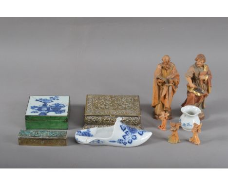 A collection of works of art, comprising an early 20th century Chinese box, the cover with a 19th century blue and white porc