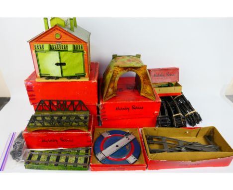 Hornby - A collection of boxed O gauge accessories including Engine Shed, Tunnel, Viaduct, Turntable and some unboxed track s