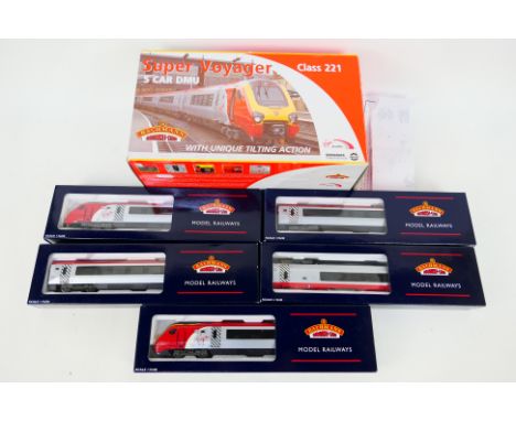 Bachmann - A boxed OO gauge Class 221 Virgin Super Voyager five car DMU set # 32-626. The models appear Near Mint with light 