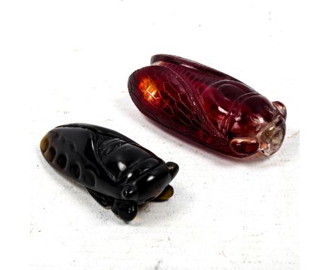 A Chinese Peking glass cicada design snuff bottle, length 6cm, and a coloured glass cicada design netsuke, length 5.5cm (2) 
