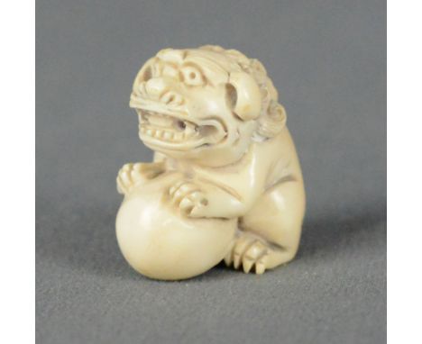 Netsuke eines Shishi mit Ball, signiert, Japan, Elfenbein, Höhe 2,8cm