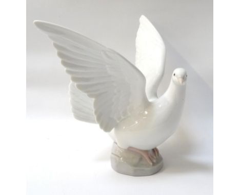 LLADRO FIGUREOF A DOVEwith wings outstretched, impressed 6288 to the base, 20.5cm 