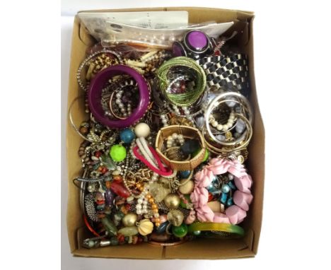 LARGE SELECTION OF COSTUME JEWELLERYincluding simulated pearl necklaces, bead necklaces, bracelets, bangles, rings, etc., 1 b