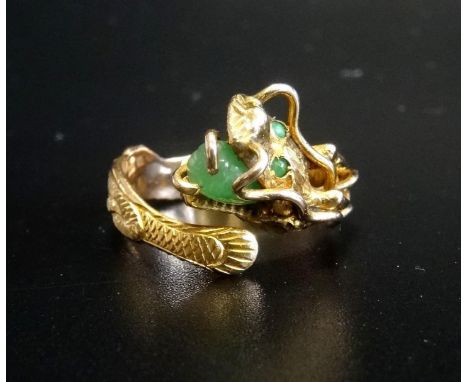 CHINESE FOURTEEN CARAT GOLD DRAGON DESIGN RINGthe intricate dragon's head with jade eyes and with larger jade bead in its mou