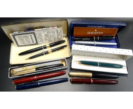 COLLECTION OF FOUNTAIN PENS AND PENCILSto include a Parker Slimfold fountain pen (14K nib), Osmiroid 65 fountain pen, Sheaffe