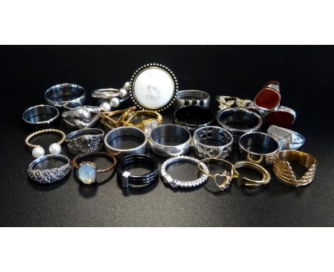 SELECTION OF SILVER AND OTHER RINGSincluding marcasite and enamel decorated examples, 1 box 