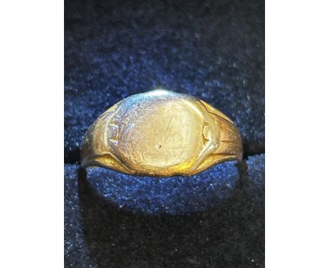 18ct Gold signet ring Weight 8g Size R 