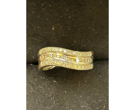 9ct Gold ring set with diamonds Size M 2.6g 