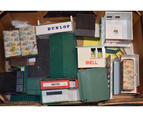 A good collection of vintage Scalextric buildings to include boxed and unboxed parts. Boxed A/249 Hand Throttle, F/303 Starte