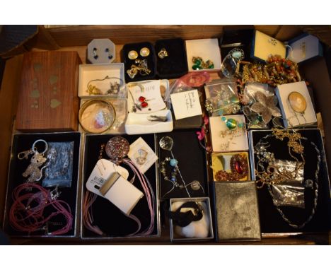 A mixed collection of vintage and modern costume jewellery to include necklaces, earrings, pendants, brooches and other simil