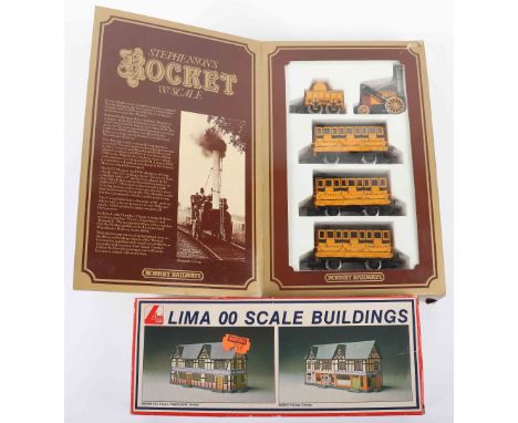 Hornby Railway Stephenson’s Rocket 00 scale boxed set, including three passenger coaches Experience, Despatch and Times, in e