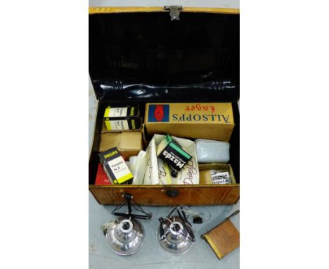 A quantity of vintage camera equipment to include bulbs, etc., (a lot) 