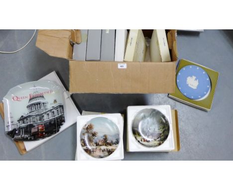 A carton containing a quantity of boxed Wedgwood and other porcelain cabinet plates (a lot) 