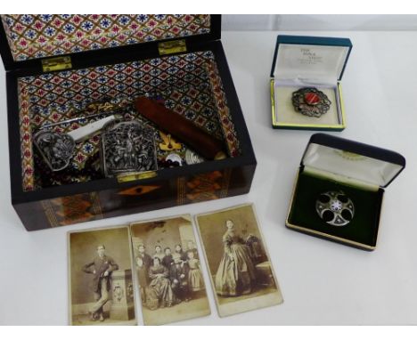 A mahogany and inlaid box containing a collection of vintage and later costume jewellery to include an Iona hardstone silver 