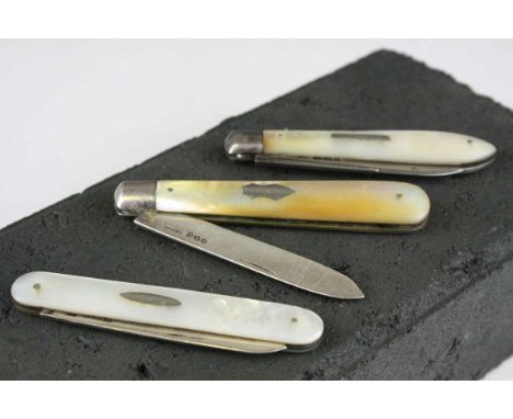Three mother-of-pearl handled silver bladed folding fruit knives, makers William Needham, Sheffield 1904; Hawksworth, Eyre &a