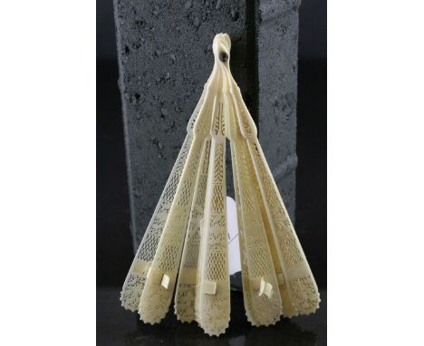 19th century carved ivory fan, each pierced panel depicting flowers, length approx 17cms