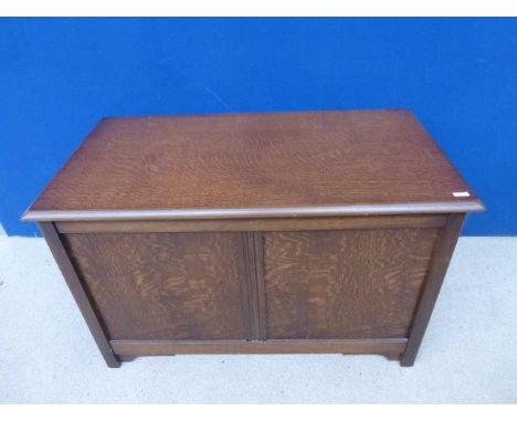 An oak lidded storage trunk. 