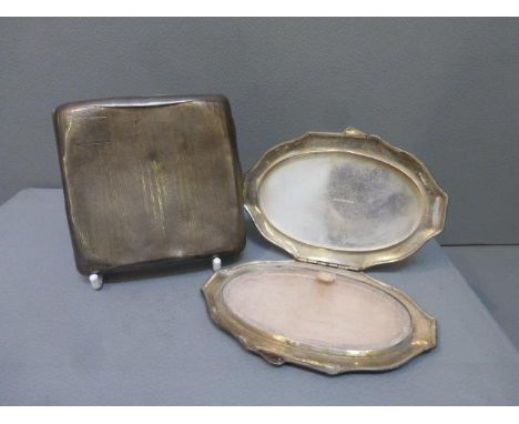 A sterling silver compact with engine turned decoration and a silver cigarette case. 