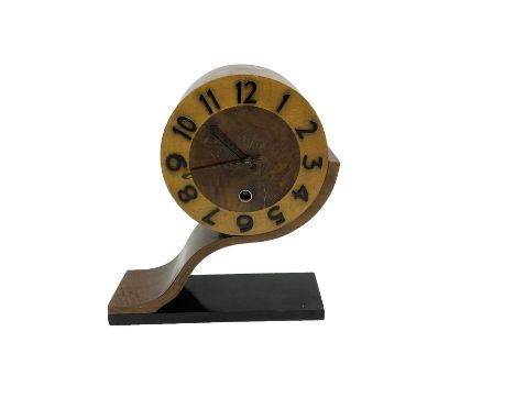 English - Art Deco cantilever 8-day mantle clock, in a wooden case with a contrasting inlaid chapter ring with raised Arabic 