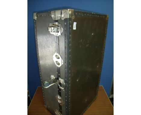 Large flat top twin handled trunk 