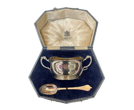 Elkingtons silver porringer with spoons, Birmingham 1934, with case.