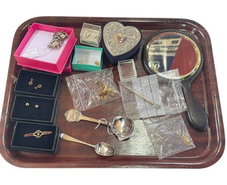 Assorted jewellery, silver spoon, commemorative spoon, etc.