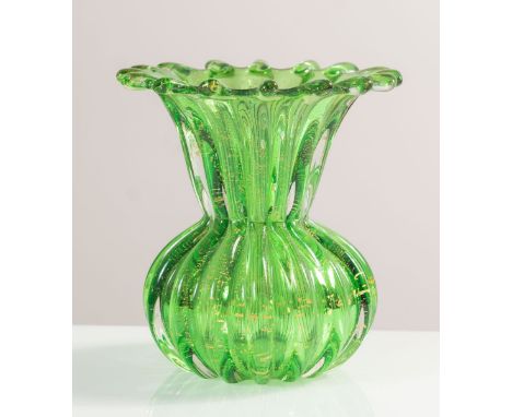 Seguso Vetri d’Arte, Vaso in vetro verde con inclusioni in oro, Murano, Anni ‘50. Corpo a sezione globulare con grosse costol