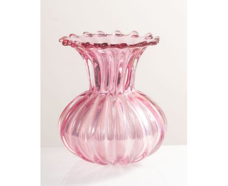 Seguso Vetri d’Arte, Vaso in vetro rosa, Murano, Anni ‘50. Corpo a sezione globulare con grosse costolature, imboccatura svas