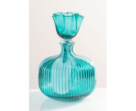 Vaso in vetro azzurro e macchie bianche, Murano, Anni ‘80. Corpo a sezione globulare con fitte costolature, completo di tappo