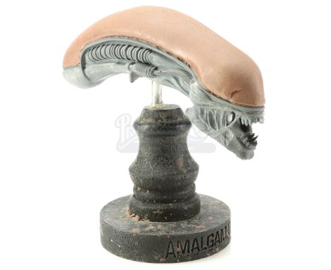 A xenomorph head maquette from the production of Paul W.S. Anderson's sci-fi action film AVP: Alien vs Predator. Yautja Preda