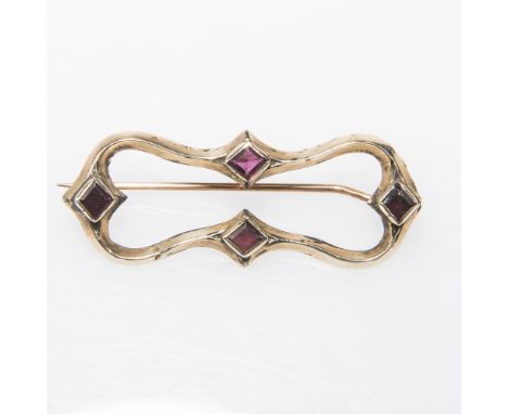 A LATE 19th CENTURY AMETHYST AND YELLOW METAL BROOCH. 45mm