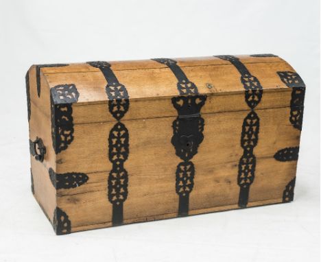 AN EARLY 20th CENTURY SUBSTANTIAL GOLDEN OAK IRON BOUND DOME TOPPED TRUNK, with pierced scroll cast strap work. 0.84m by 1.44