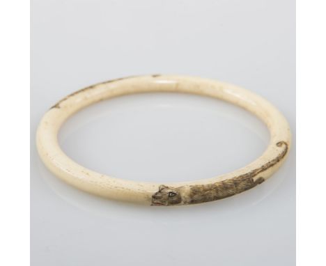 A JAPANESE IVORY BANGLE, CIRCA 1900, engraved with two prowling tigers around the rim, interior diameter 8cm