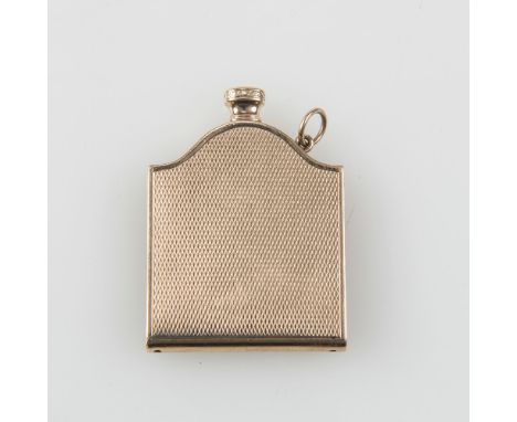 A 9ct GOLD NOVELTY VESTA IN THE FORM OF A CAR RADIATOR, with engine turned decoration and with pull out wick holder, with imp
