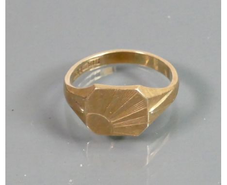 9ct gold gents Signet ring: Size U, 5.7g.