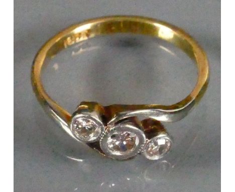 18ct gold three stone Diamond ring: Size M, 3g.