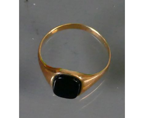 9ct gold gents Signet ring set with onyx stone: 2.1g.