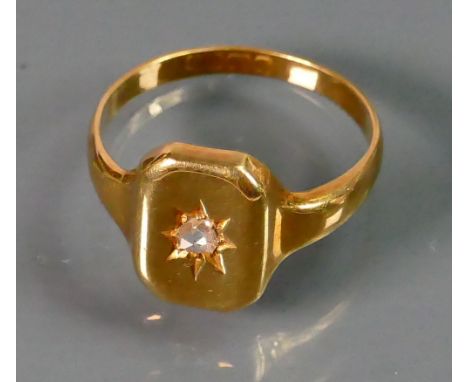 18ct gold gentlemans signet ring set with Diamond: Size U 7.6g.