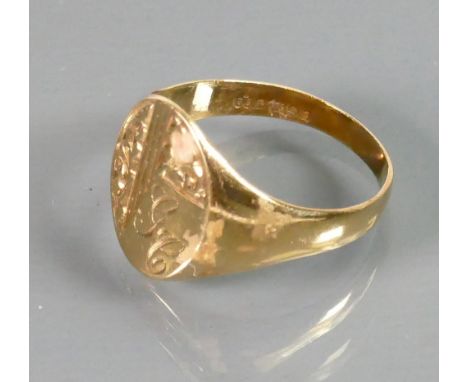 9ct gold signet ring: Size Z-1, 8.1g.