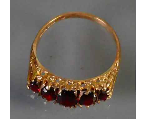 9ct ladies dress ring set with 5 Garnets: Size R, 3.3g.