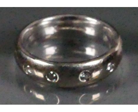 18ct White gentlemans Diamond Wedding band: Size R ,12.1g.