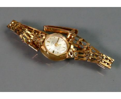 9ct gold ladies Rotary wristwatch with 9ct gold bracelet: 12.1 grams.