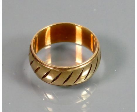 9ct gold gents Wedding ring: Size X, 8.2g.