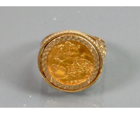 HALF Sovereign gents ring: Dated 1982 in 9ct gold mount size Z, 8.6g.