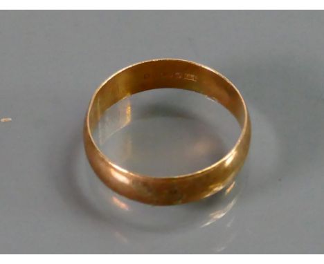 9ct gold Wedding ring: Size R, 2.5g.