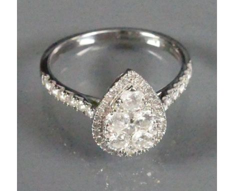 18ct White gold ladies Cluster Diamond ring: 1.0ct of diamonds, size P, 3.9g.