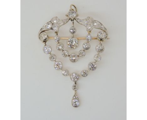 A SUBSTANTIAL EDWARDIAN DIAMOND DROP PENDANT BROOCH set with estimated approx 4.57cts of old brilliant cut diamonds, in white