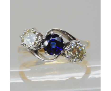 A SAPPHIRE AND OLD CUT DIAMOND THREE STONE RING set in 18ct yellow gold and platinum, the diamonds are estimated approx 0.30c