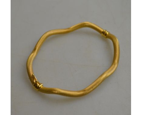 A wavy textured hinged bangle, yellow metal stamped 750 approx 6.5g