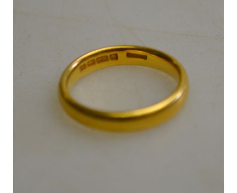 A 22ct yellow gold court style wedding band, approx 5 g, size K